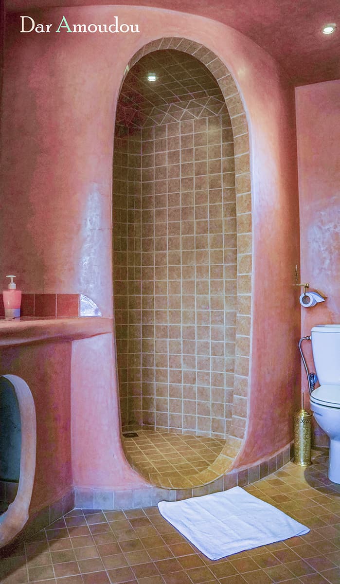 Suite Tajda — douche en arche rose